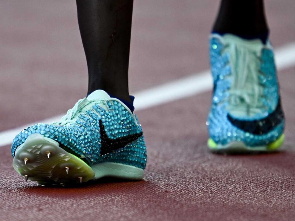 Los tenis Nike cubiertos de Diamantes que usó una atleta norteamericana