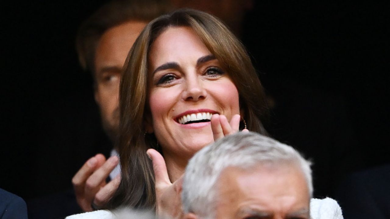 Fans franceses le piden matrimonio a Kate Middleton en el Mundial de Rugby