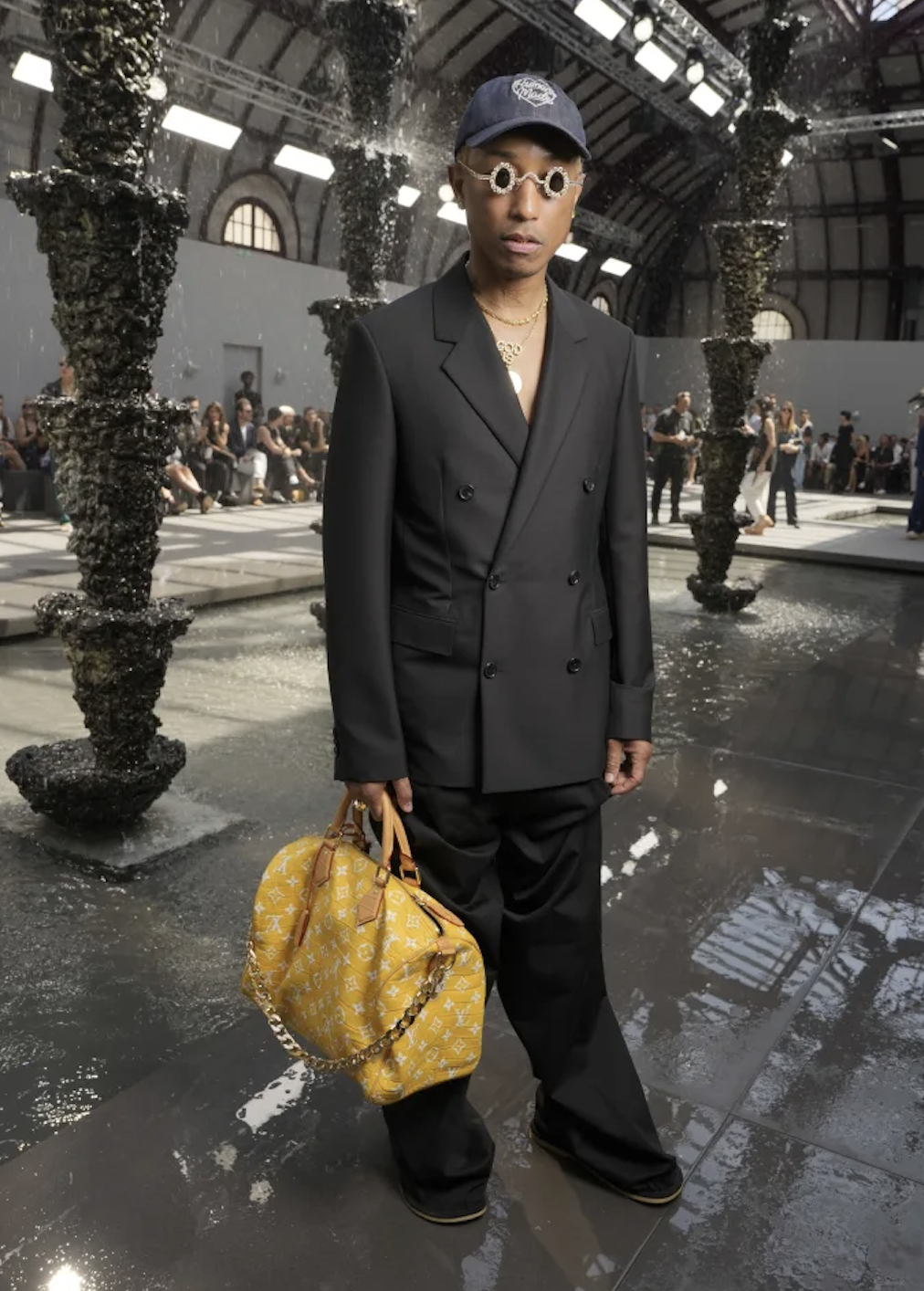 Así es el bolso Louis Vuitton de un millón de euros que ha llevado Pharrell  en París - HIGHXTAR.
