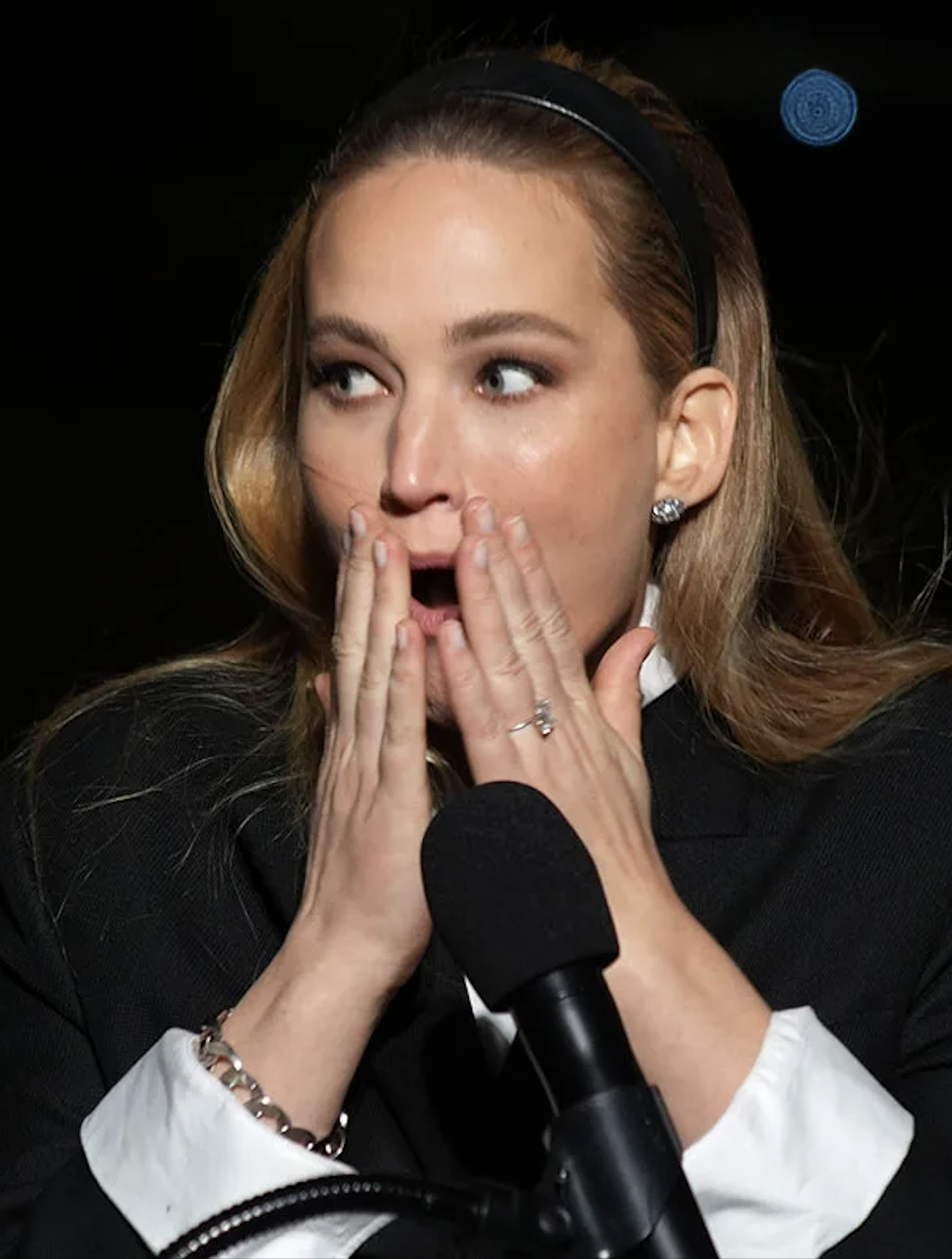 Jennifer Lawrence pierde su cinturón con mucha gracia y estilo