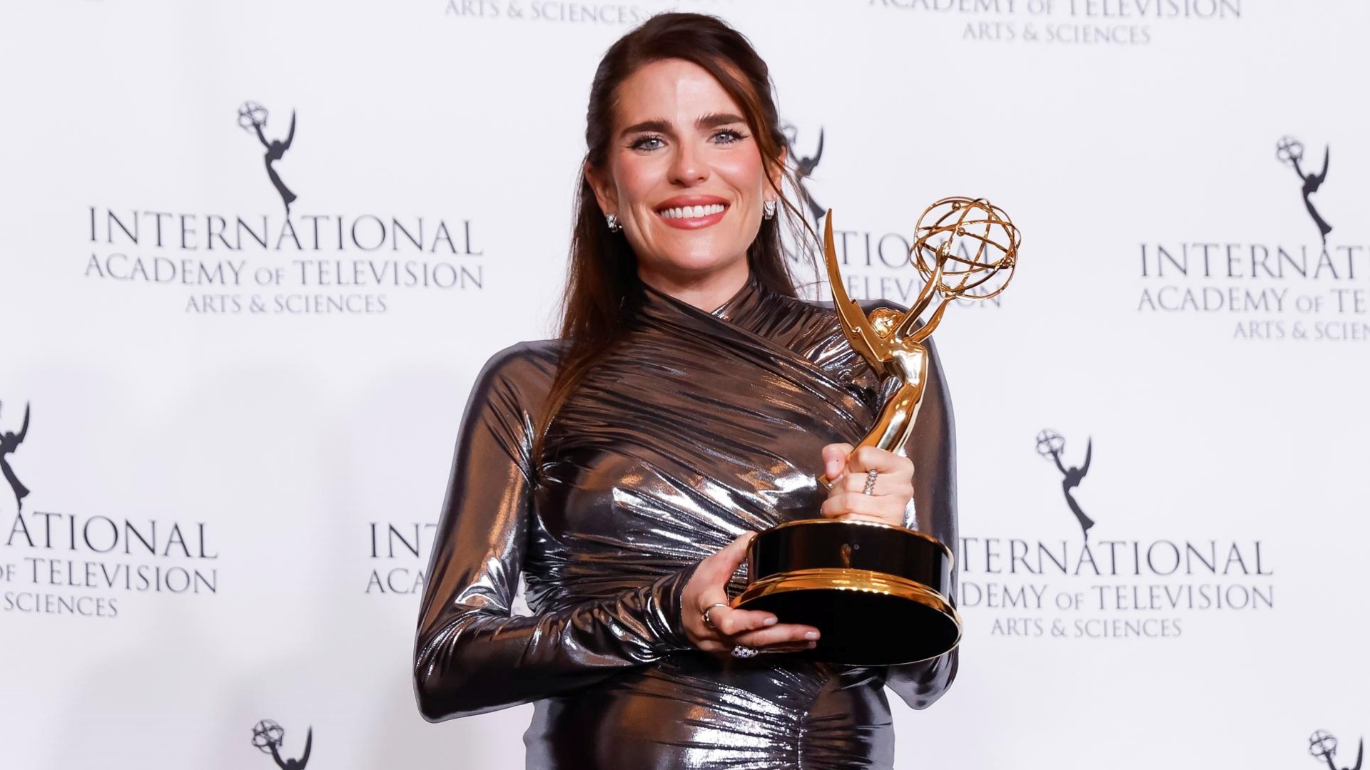 Karla Souza Brilla en los Emmys: Dos Estatuillas y un Embarazo Radiante