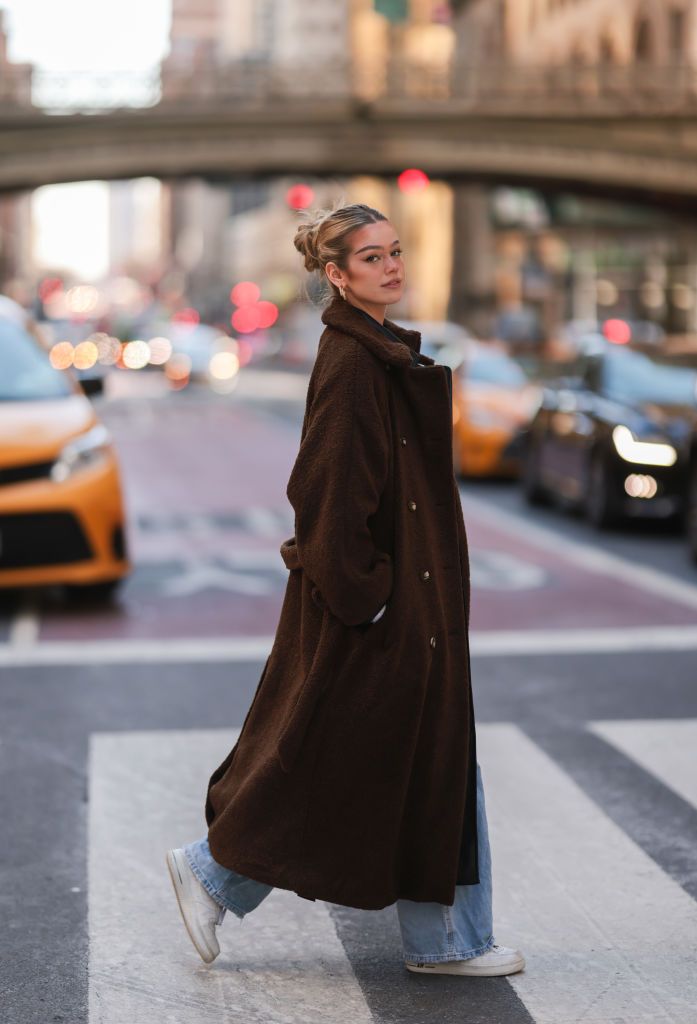 El Renacer del Abrigo Marrón Chocolate en Invierno 2024