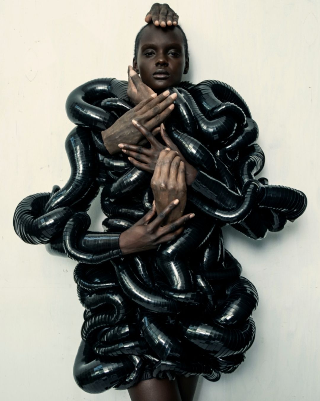 Descubre la esencia creativa de Iris van Herpen en "Sculpting the Senses"