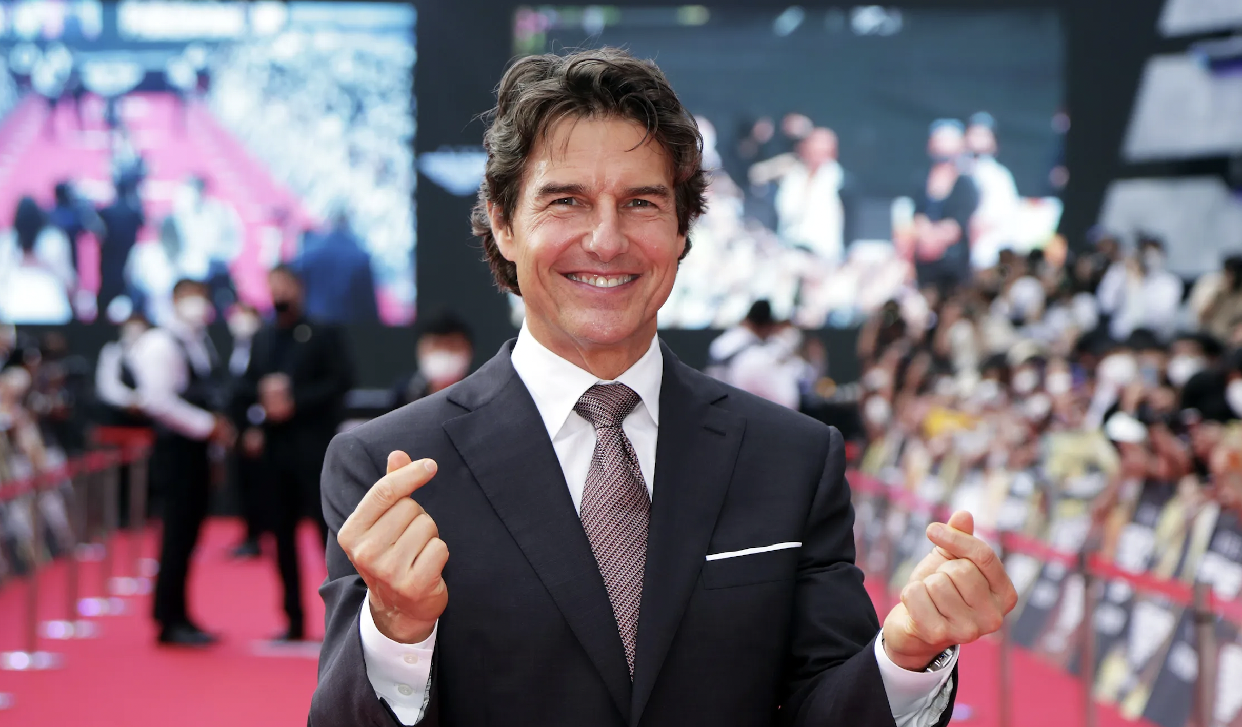 Tom Cruise hace oficial su romance con Elsina Khayrova