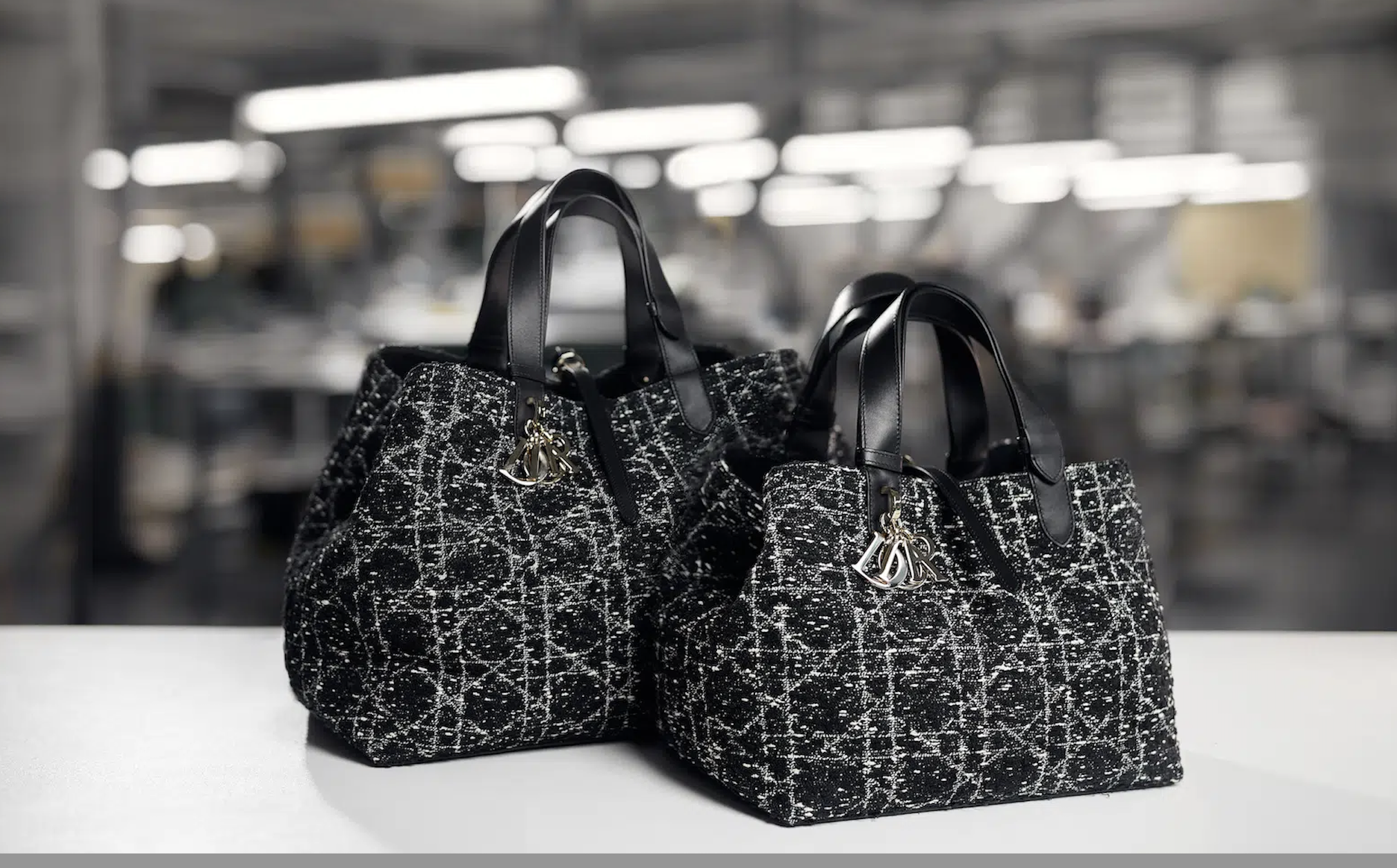 El icónico bolso Toujours de Dior se reinventa con un toque tweed