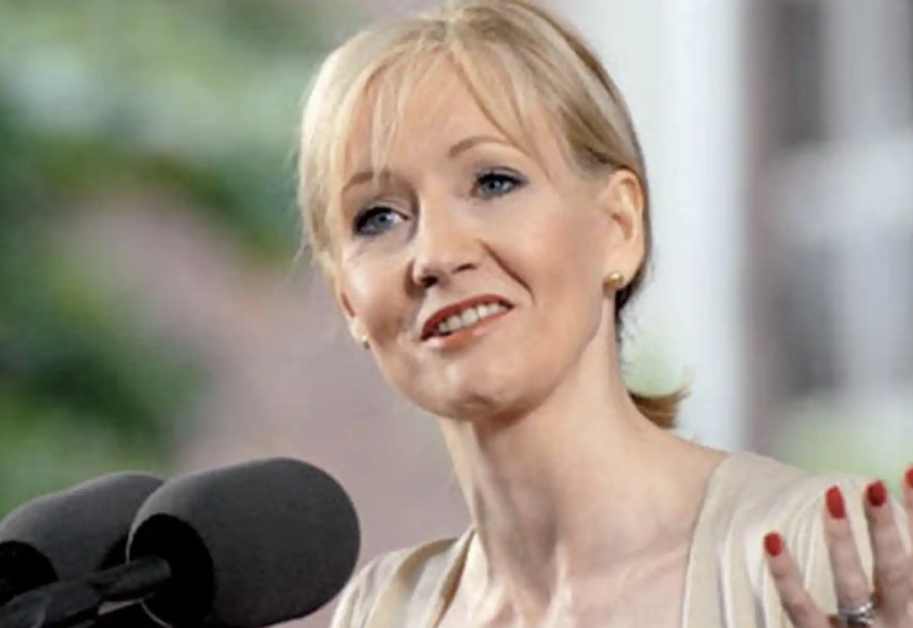 El peso de las palabras: J.K. Rowling critica las leyes escocesas