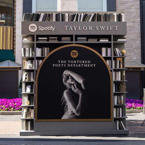 Taylor Swift y su instalación en la biblioteca de Los Ángeles