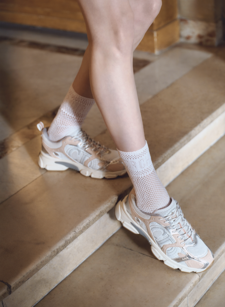 Dior Chrono: Los sneakers de lujo que redefinen la flexibilidad y el estilo