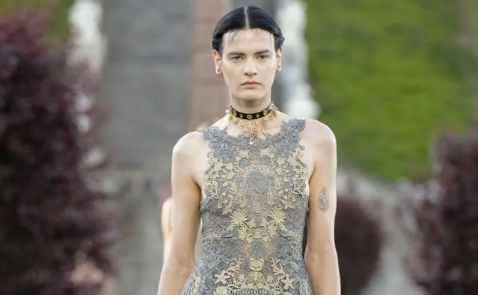 Tartán y feminidad: La colección Crucero 2025 de Dior