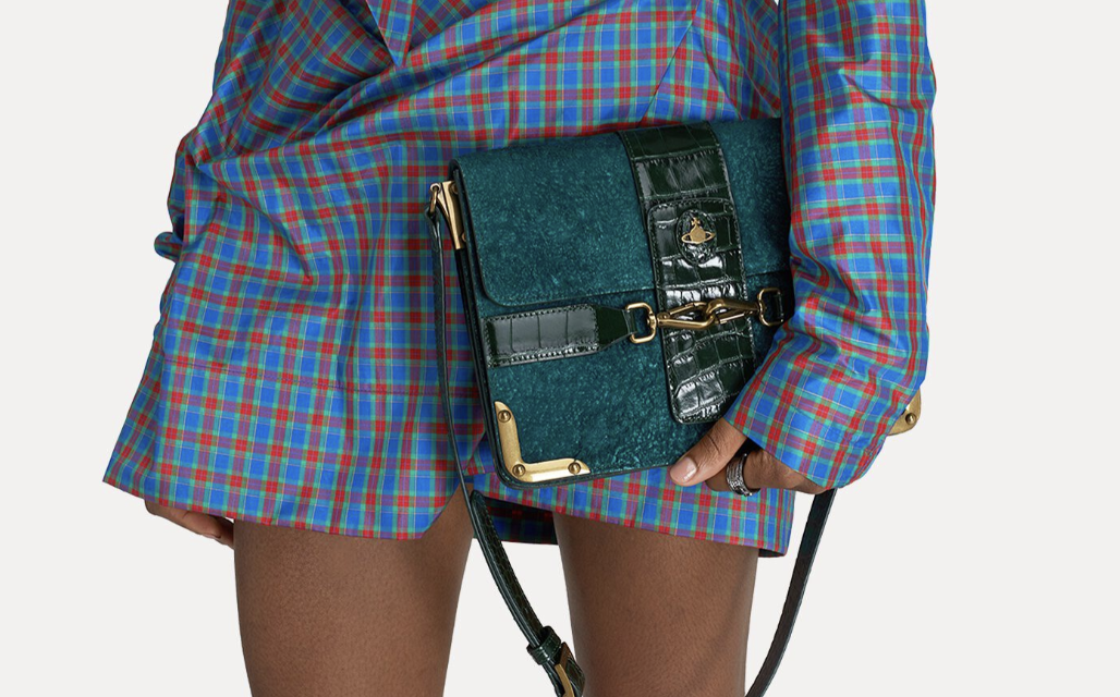 The Bella Crossbody de Vivienne Westwood: Elegancia y estilo punk