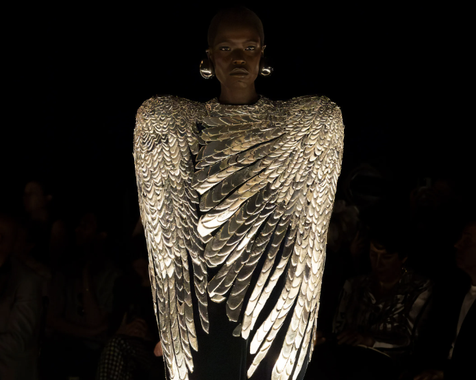 Schiaparelli Otoño 2024: La era dorada reimaginada con elegancia moderna