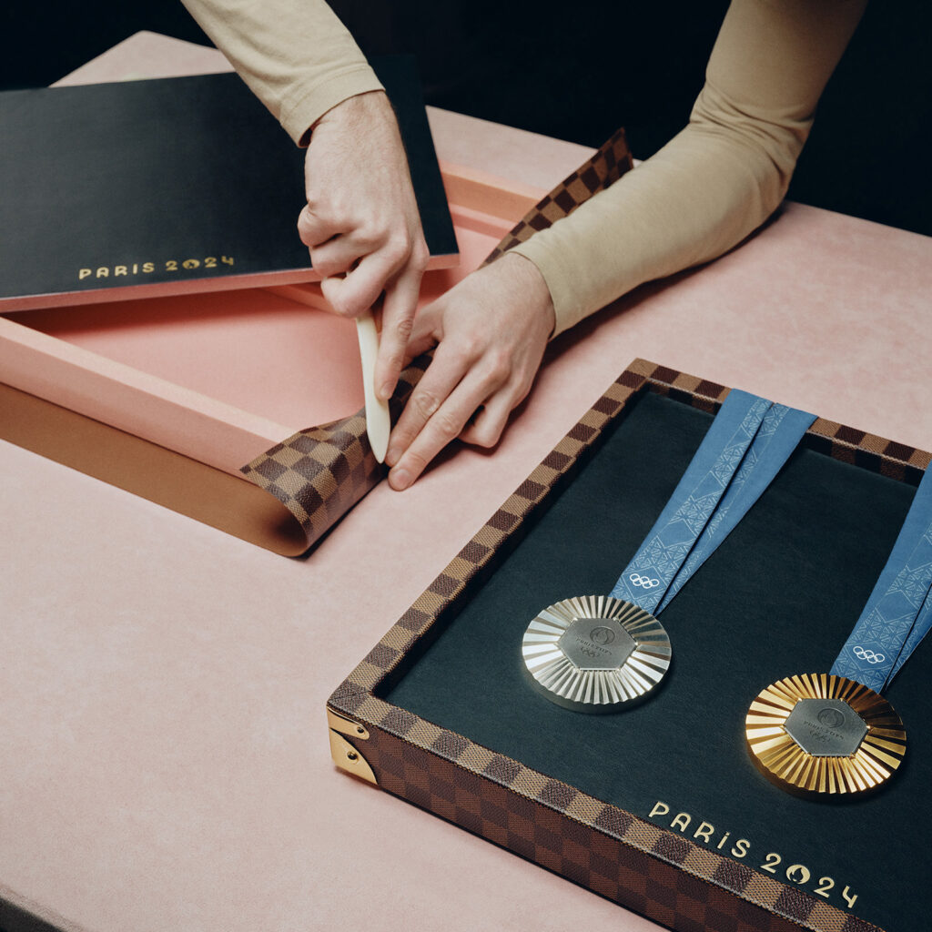 Bandejas para Medallas de Louis Vuitton: Un Toque de Elegancia para las Ceremonias de la Victoria