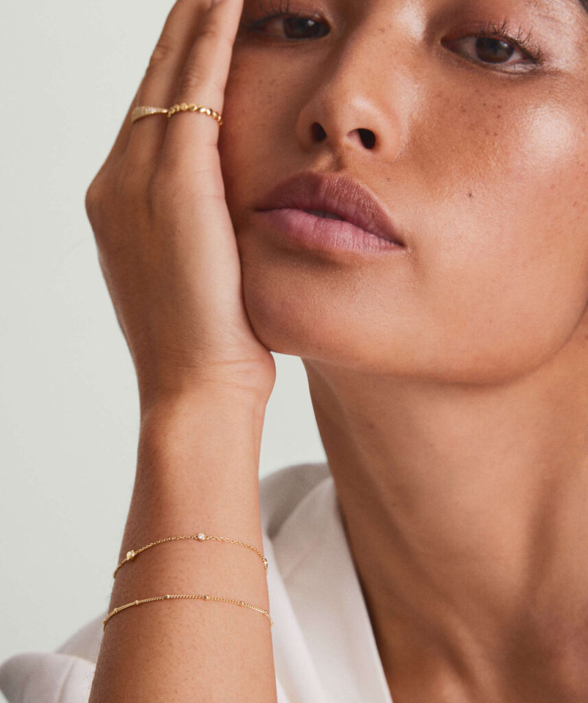 Elegancia silenciosa: La revolución 'demure' en joyería