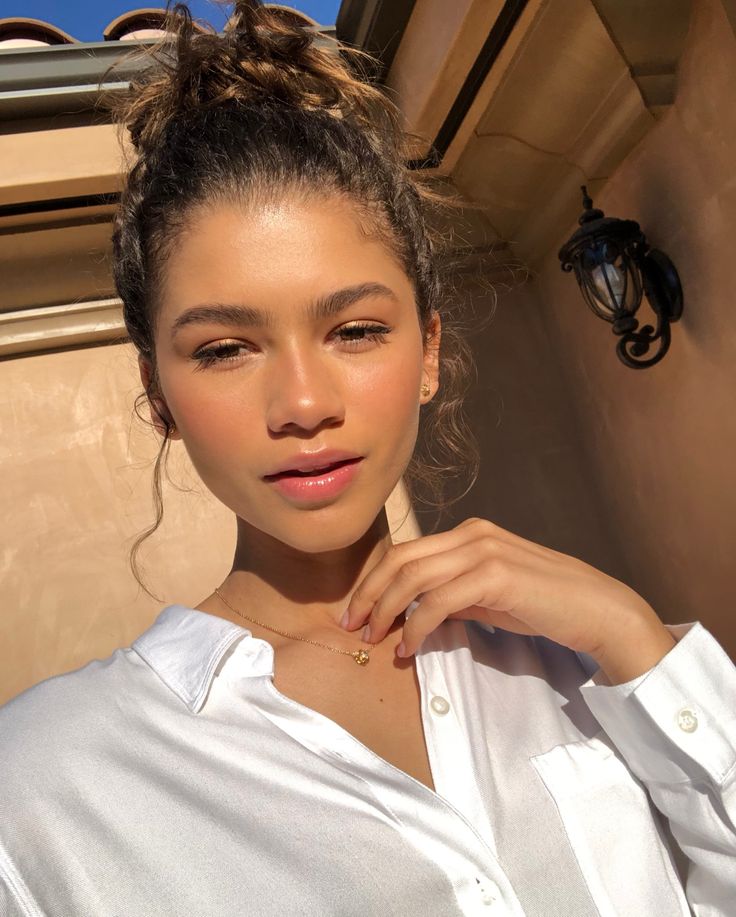 Brilla como Zendaya: Belleza en simplicidad