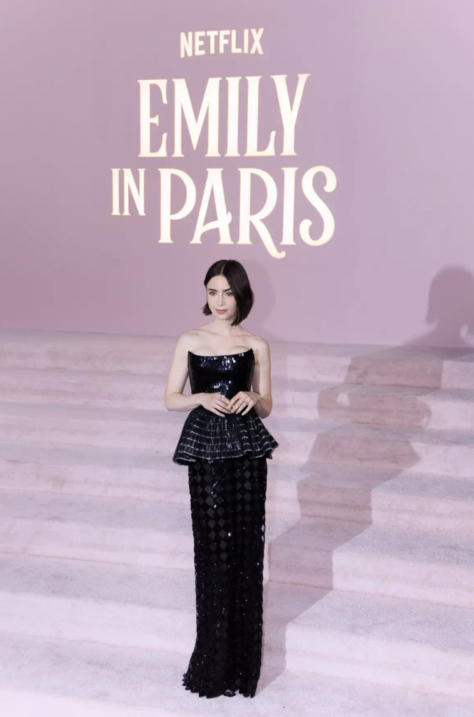 ¡Luces, cámara, Emily en París!: Moda y Estilo en la Premiere