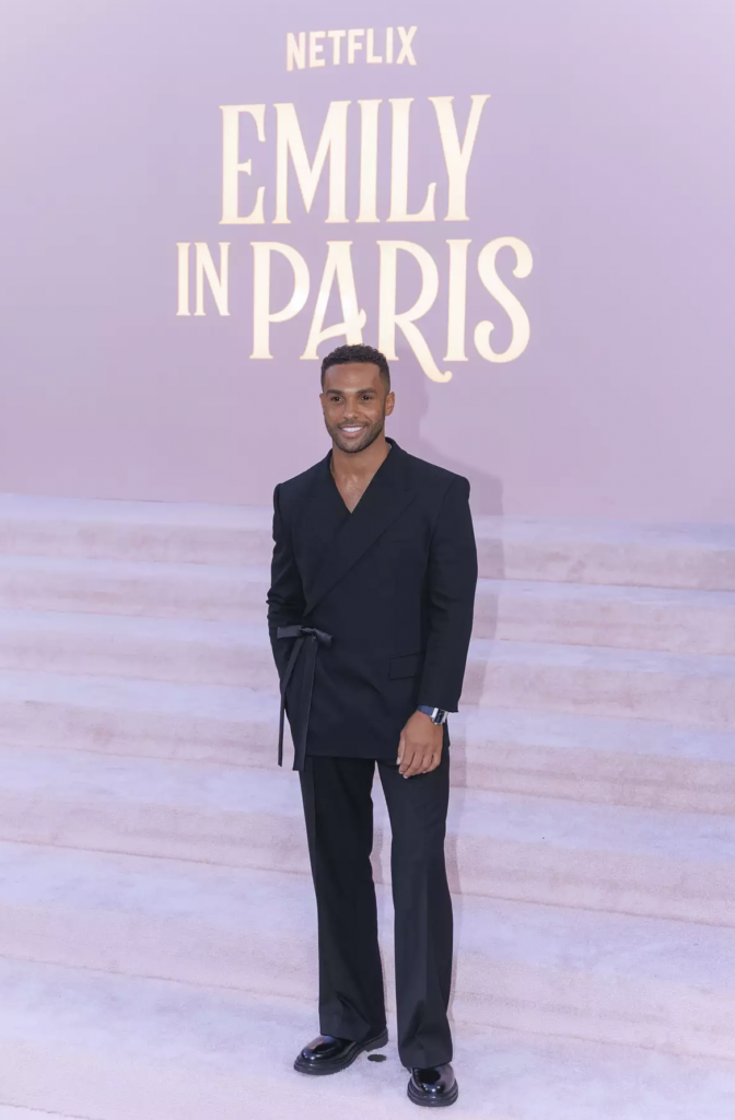 ¡Luces, cámara, Emily en París!: Moda y Estilo en la Premiere