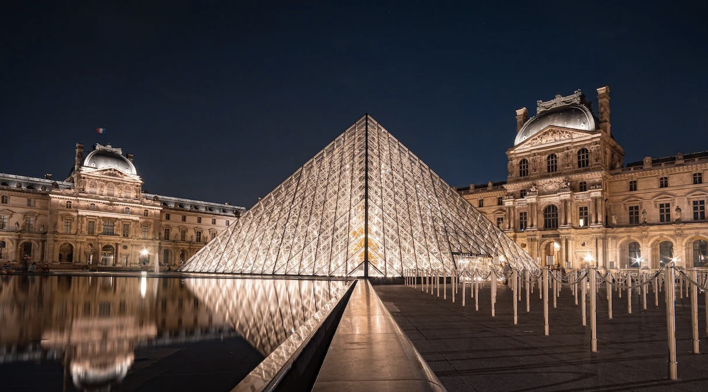 Moda y arte en el Louvre: Un encuentro inédito