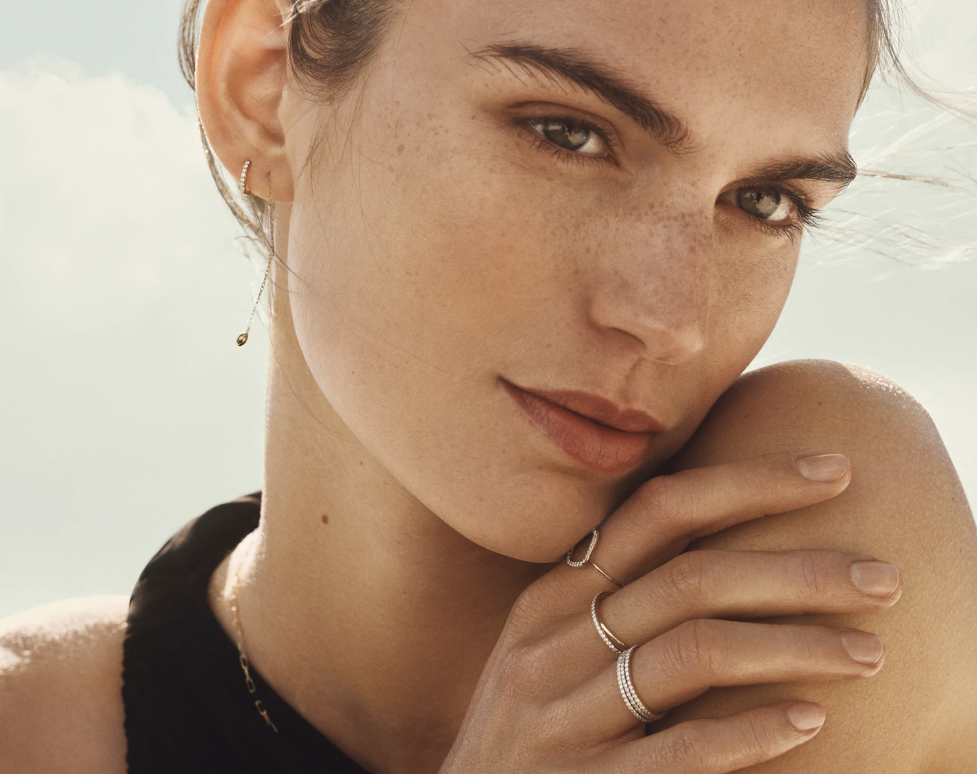 Elegancia silenciosa: La revolución 'demure' en joyería