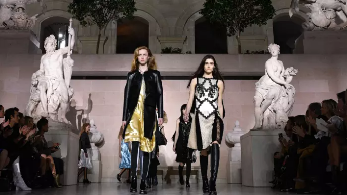 Moda y arte en el Louvre: Un encuentro inédito