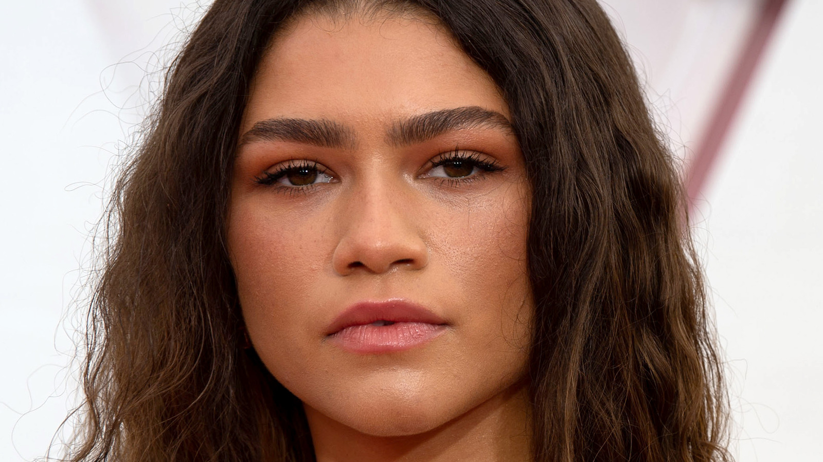 Brilla como Zendaya: Belleza en simplicidad