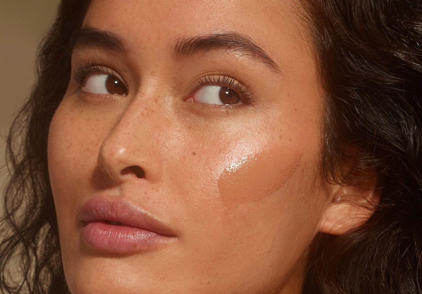 Maquillaje Completo con SPF: Protección Total