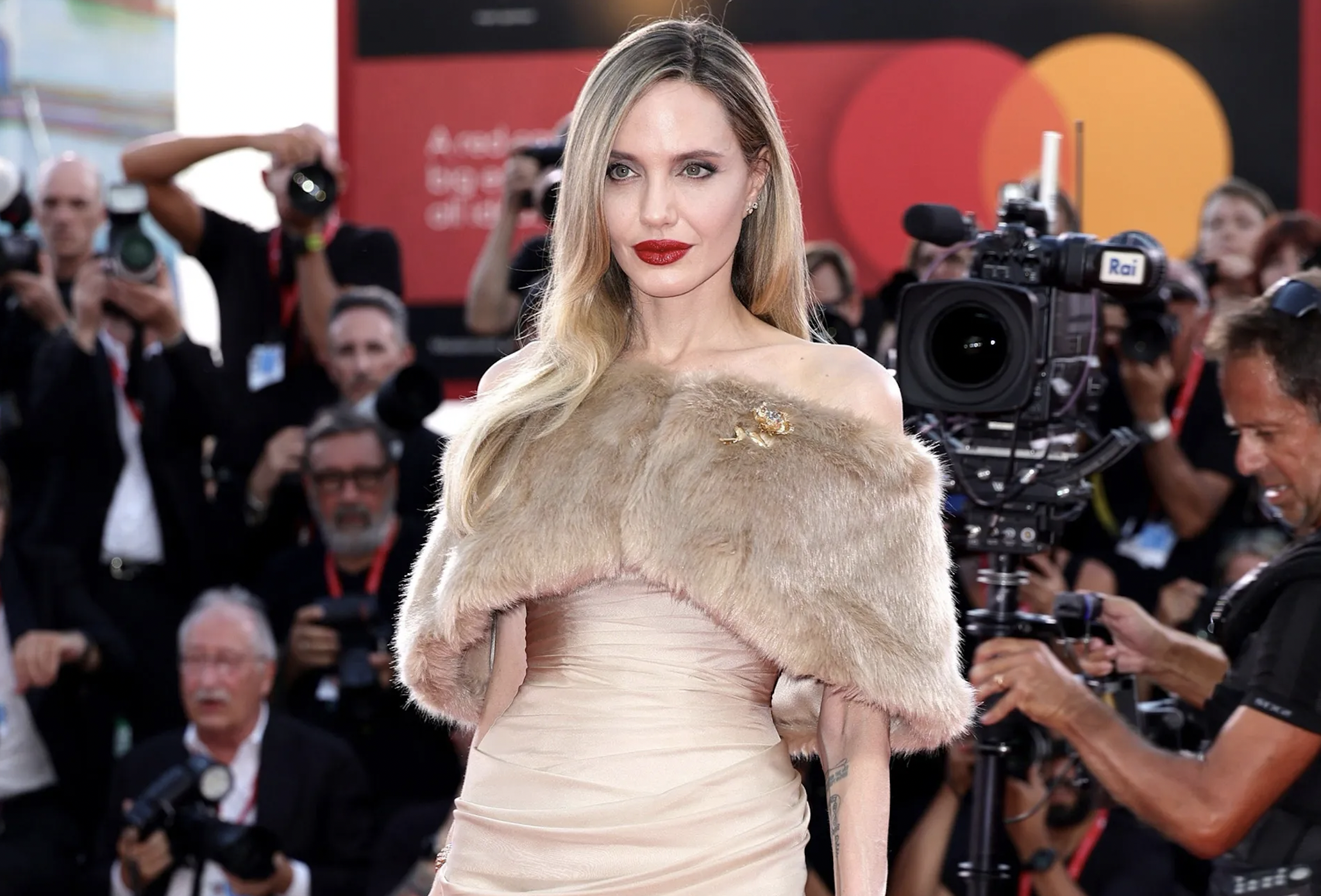 Angelina Jolie revive glamour clásico
