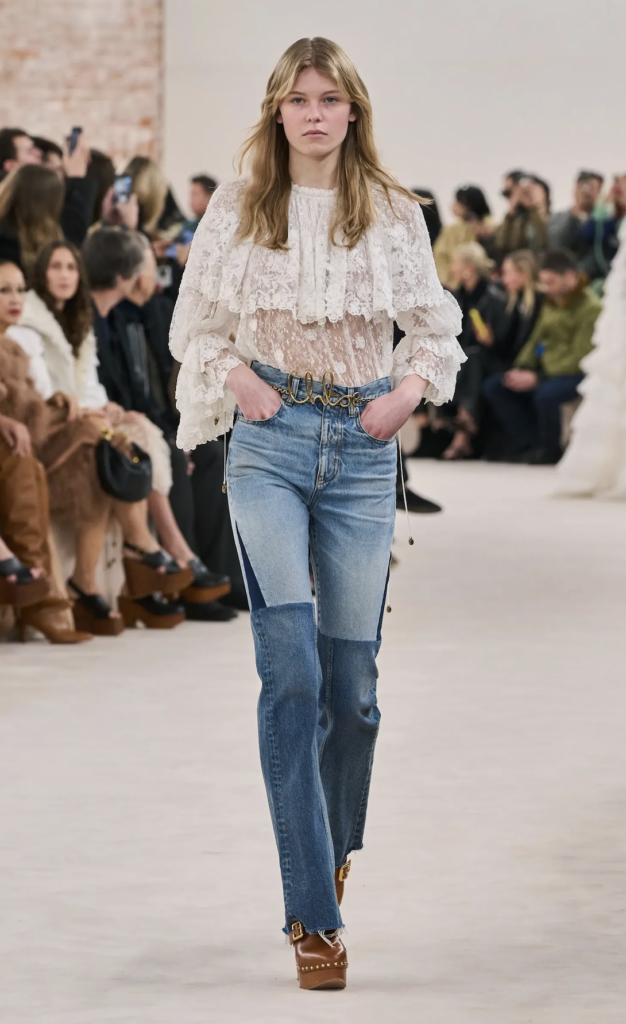 Jeans con costuras torcidas: tendencia otoño-invierno 2024