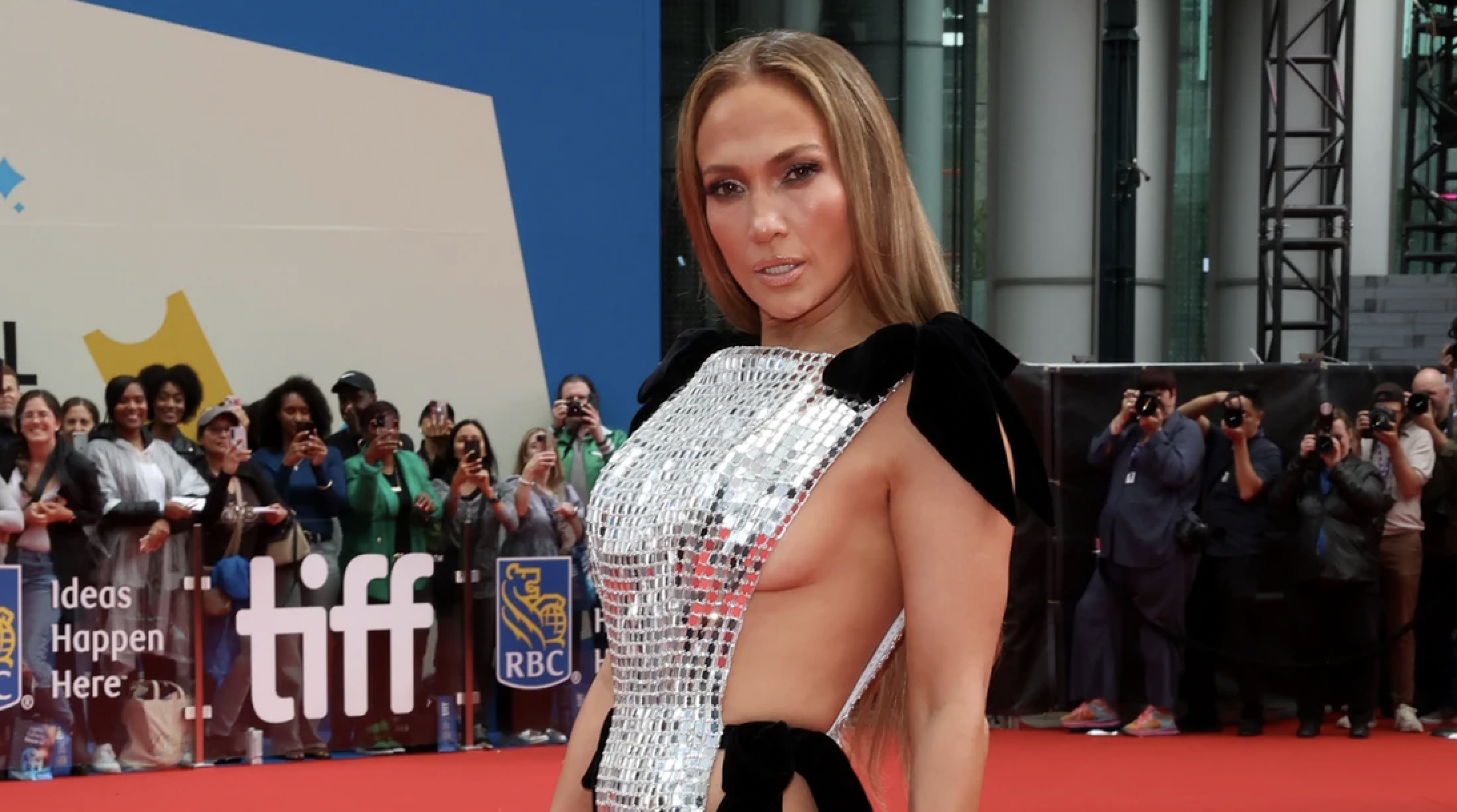 J-Lo deslumbra en Toronto: Icono de Moda