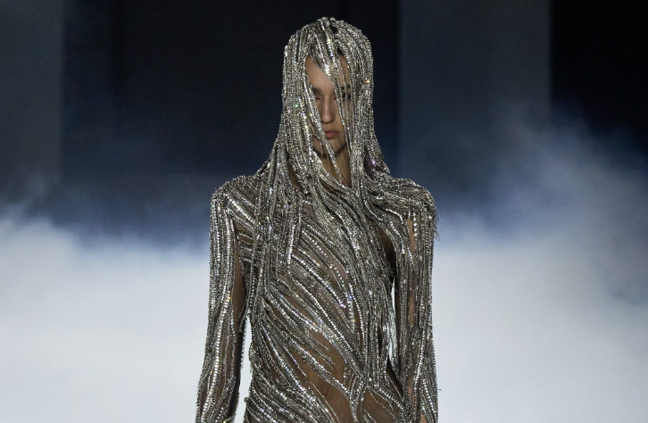 McQueen SS 2025: Resiliencia y Revolución