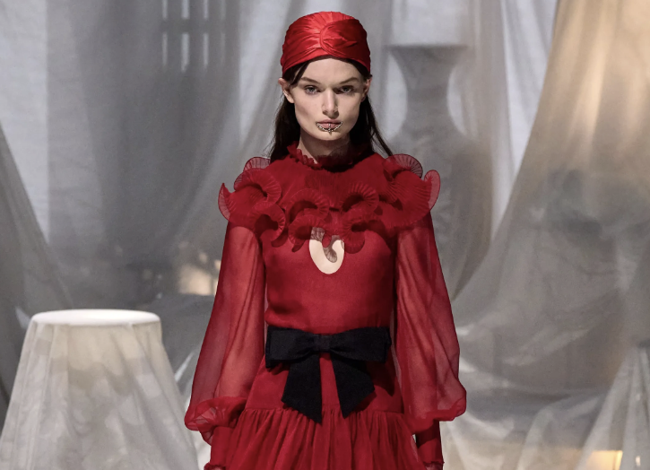 Valentino Primavera Verano 2025: Un Verano Bohemio y Deslumbrante