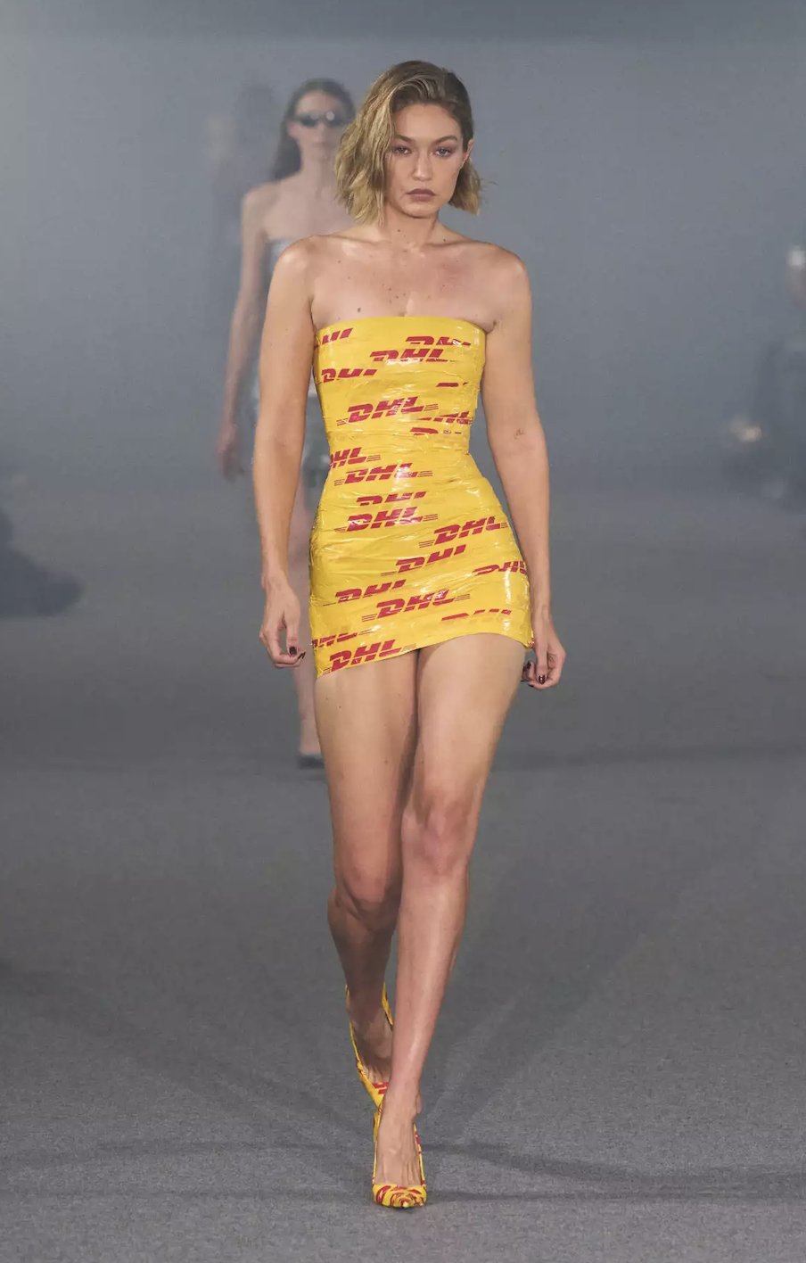 Gigi Hadid Deslumbra Desfile: Vestido Cinta DHL