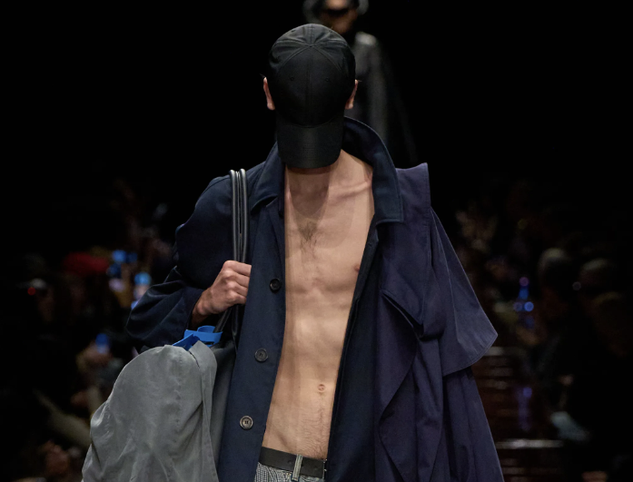 Balenciaga SS 2025: Futurismo con Herencia Clásica
