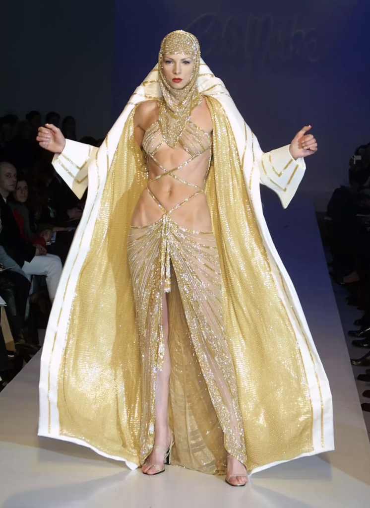Zendaya deslumbra en tributo a Cher