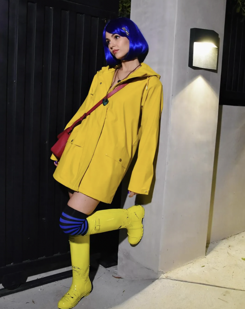 Victoria Justice como Coraline
Victoria Justice revivió el encanto oscuro y misterioso de Coraline, la protagonista de la novela gráfica de Neil Gaiman. Con una peluca azul, una chaqueta amarilla y detalles que evocan el estilo peculiar y gótico del personaje, Justice trajo a la vida el estilo característico de Coraline. Este disfraz, sencillo pero efectivo, capturó el espíritu del personaje mientras sumergía a los fans en la nostalgia de esta historia de aventuras y terror.

Nicola Peltz Beckham como Conejita Sexy
Nicola Peltz Beckham se inclinó por un clásico atemporal: el disfraz de conejita, con un giro moderno y sofisticado. Inspirada en la estética de los 2000, Peltz Beckham combinó la elegancia con un toque audaz, luciendo orejas de conejo y un traje de corset que homenajeaba a un ícono de disfraces seductores. Este atuendo generó atención en redes sociales, recordando la versatilidad de un disfraz clásico con un toque de estilo contemporáneo.

