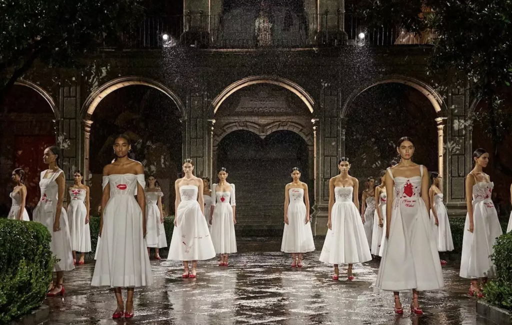 Desfiles de Dior: Inspiración global en la moda