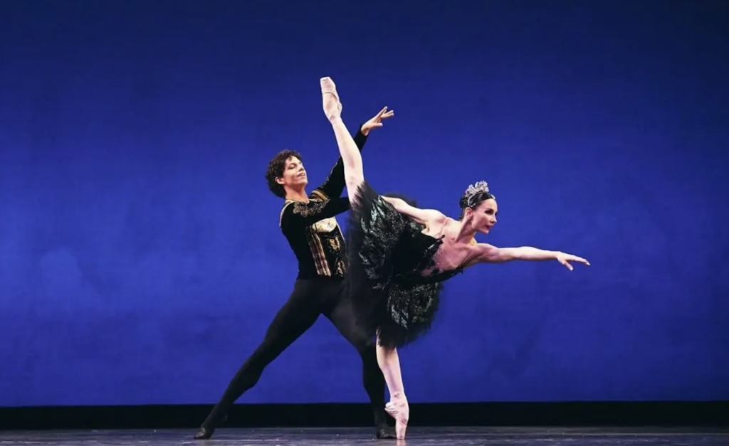 Isaac y Esteban Hernández: Inspiración en Movimiento