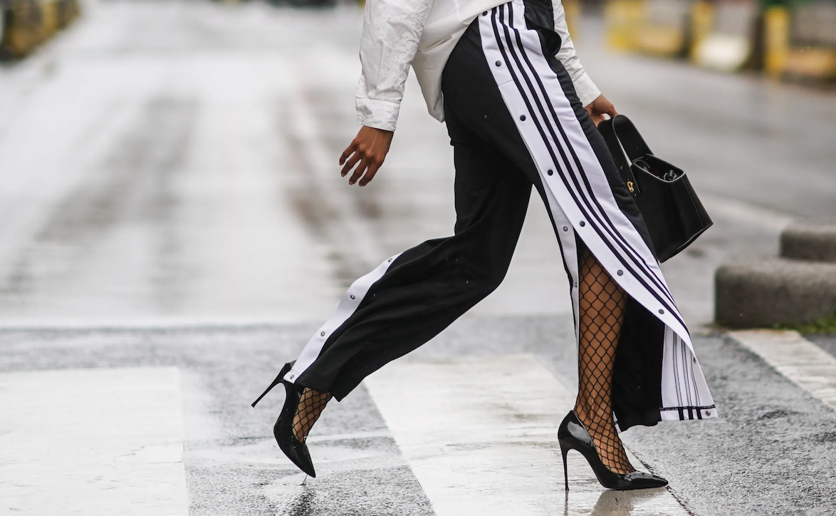 Los pants con zapatos que dominarán 2025