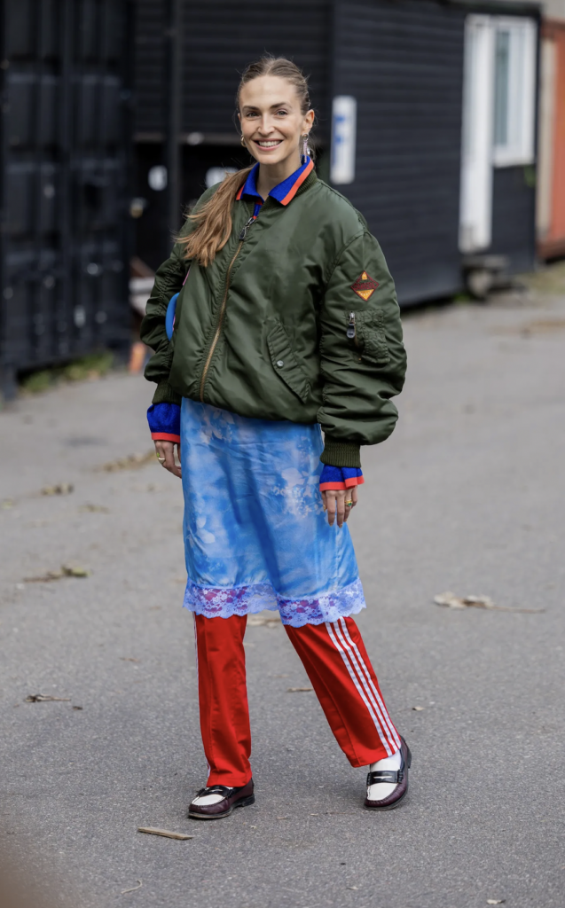 Los pants con zapatos que dominarán 2025