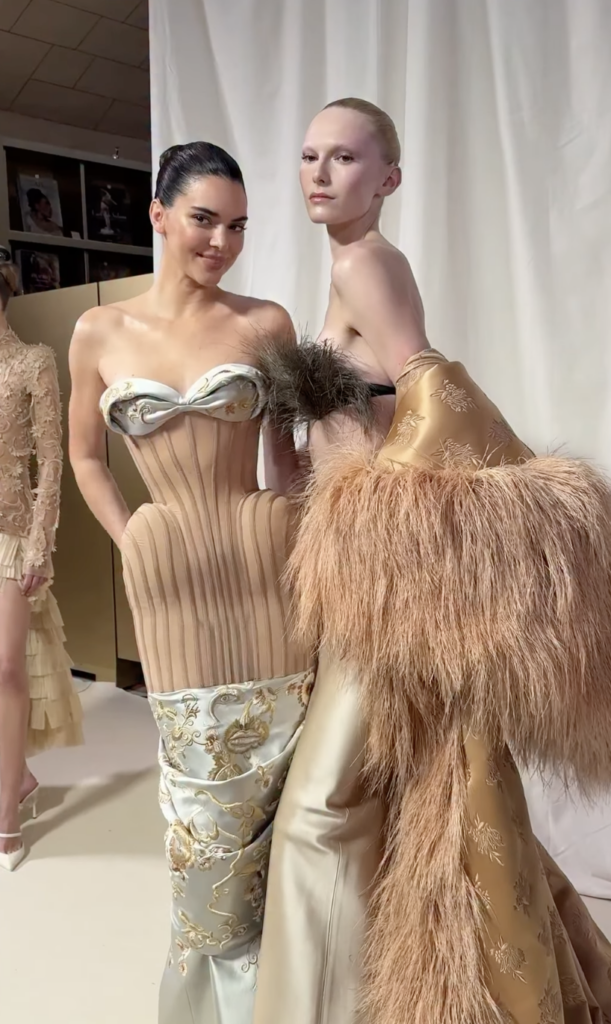 Kendall Jenner deslumbra en Schiaparelli