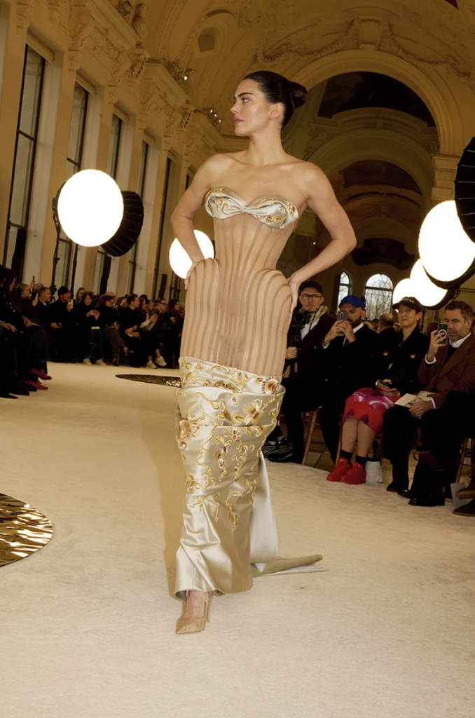 Kendall Jenner deslumbra en Schiaparelli