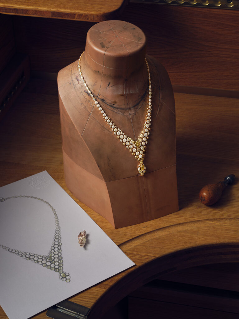 Zoe Saldaña brilla con Cartier: lujo y arte en los Golden Globes