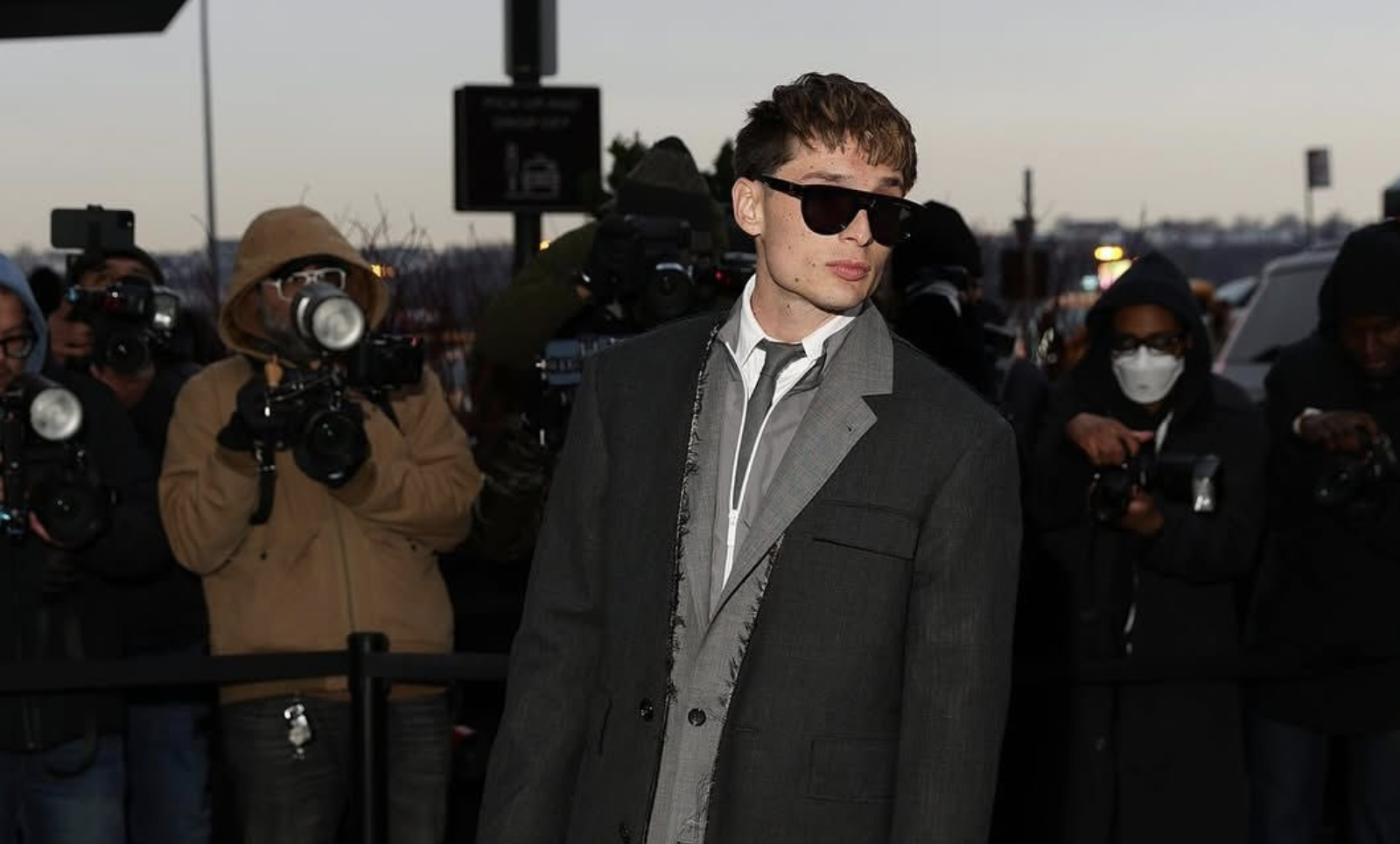 Peso Pluma deslumbra en NYFW