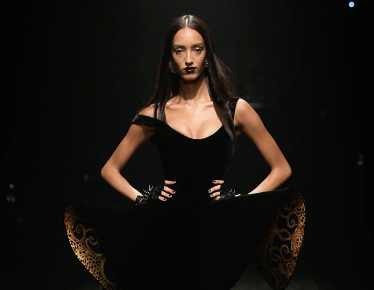 Versace reinventa el glamour italiano en Fashion Week Milán