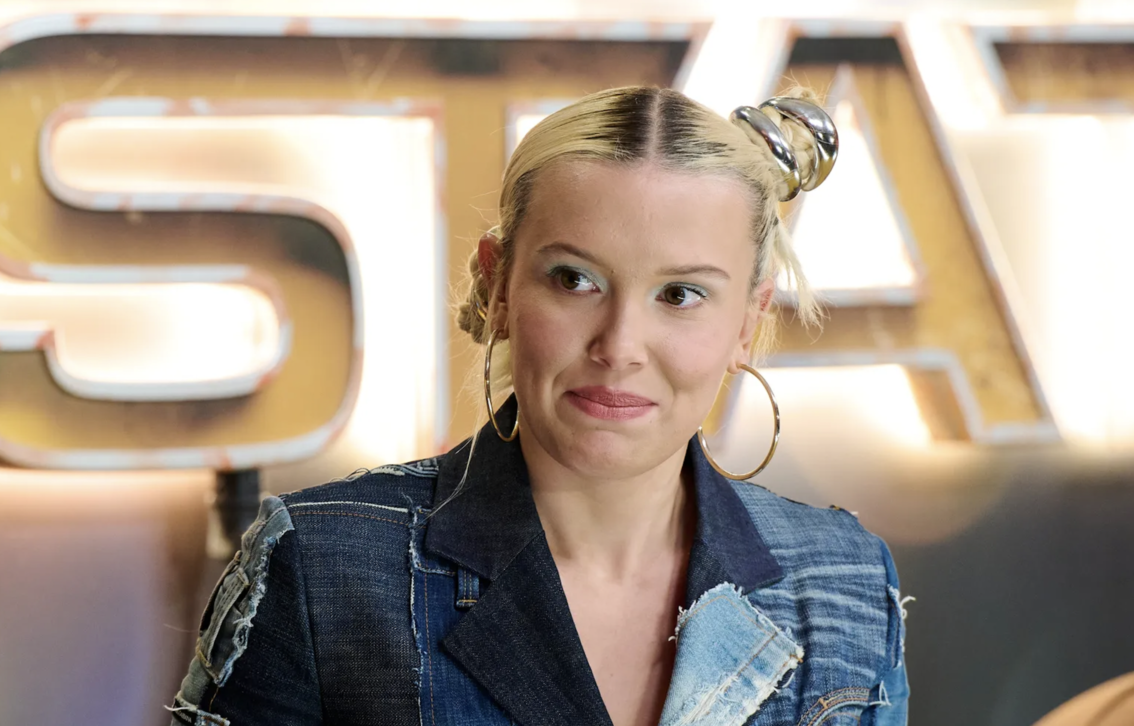 Millie Bobby Brown y moños 2000