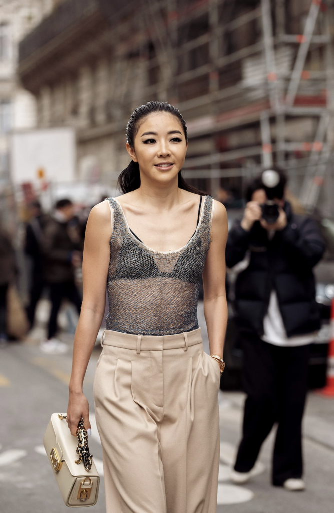 Selena Gómez impacta con transparencias
