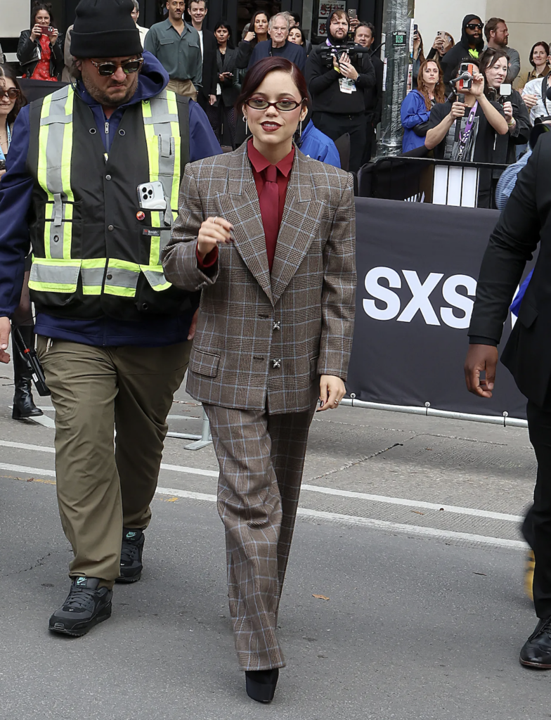 Jenna Ortega redefine el power dressing