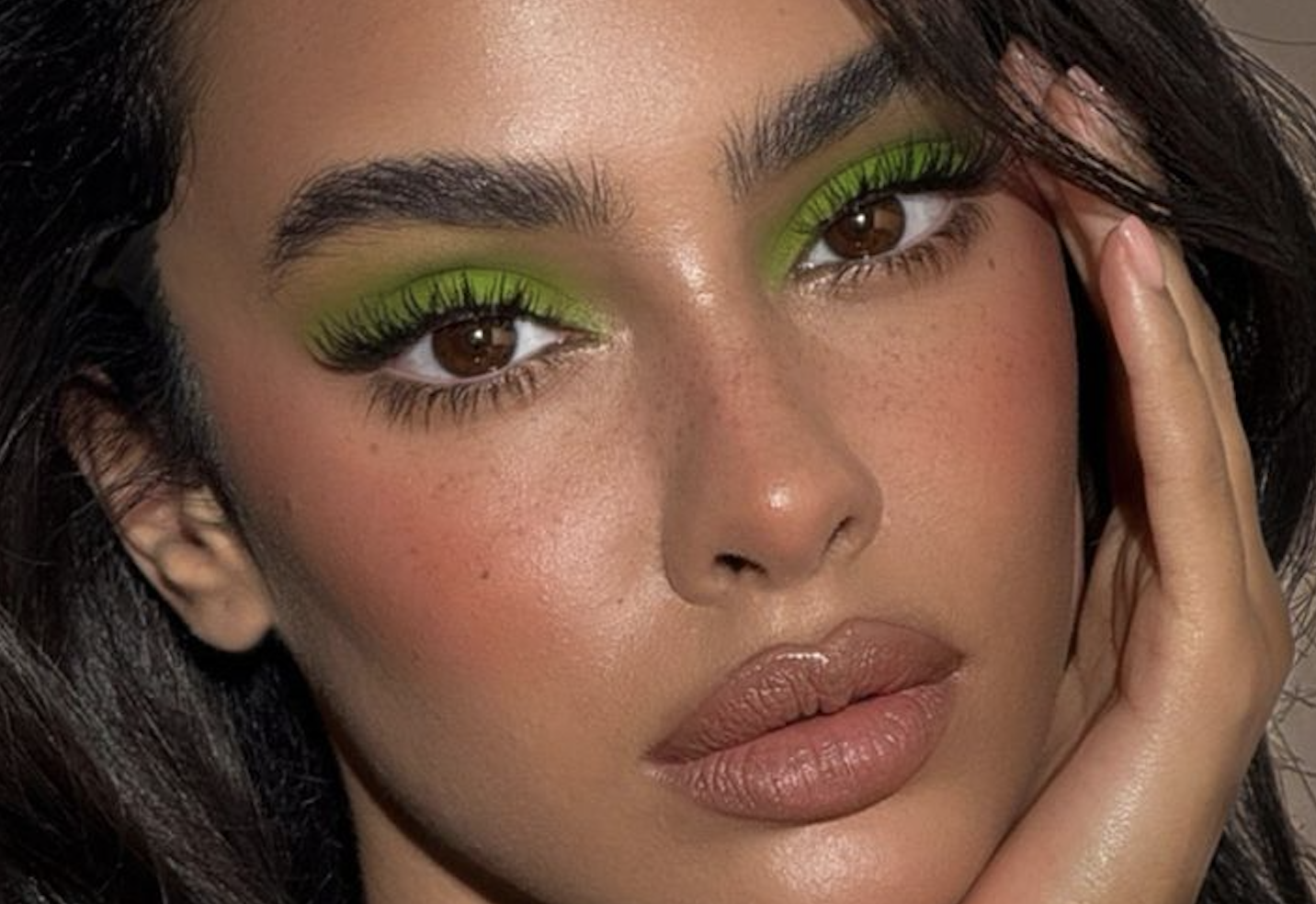 Cómo dominar la sombra verde en tu maquillaje