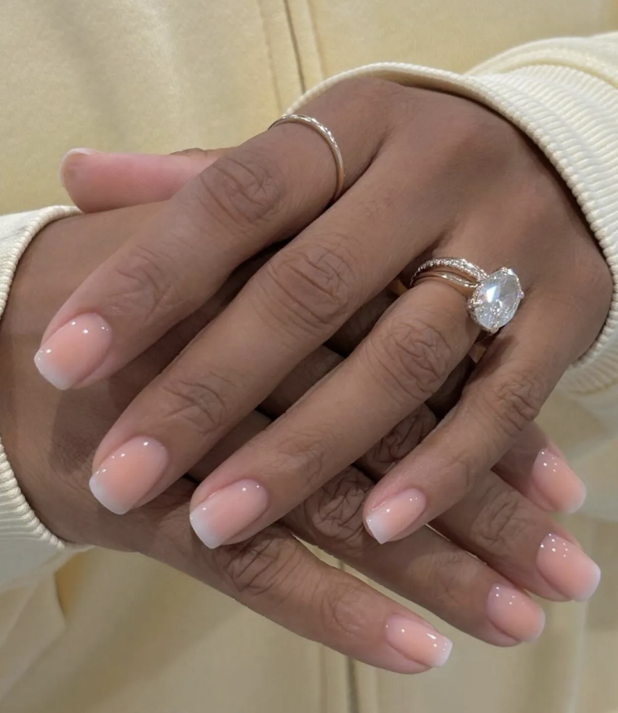 Uñas francesas glow: el toque sofisticado de la temporada