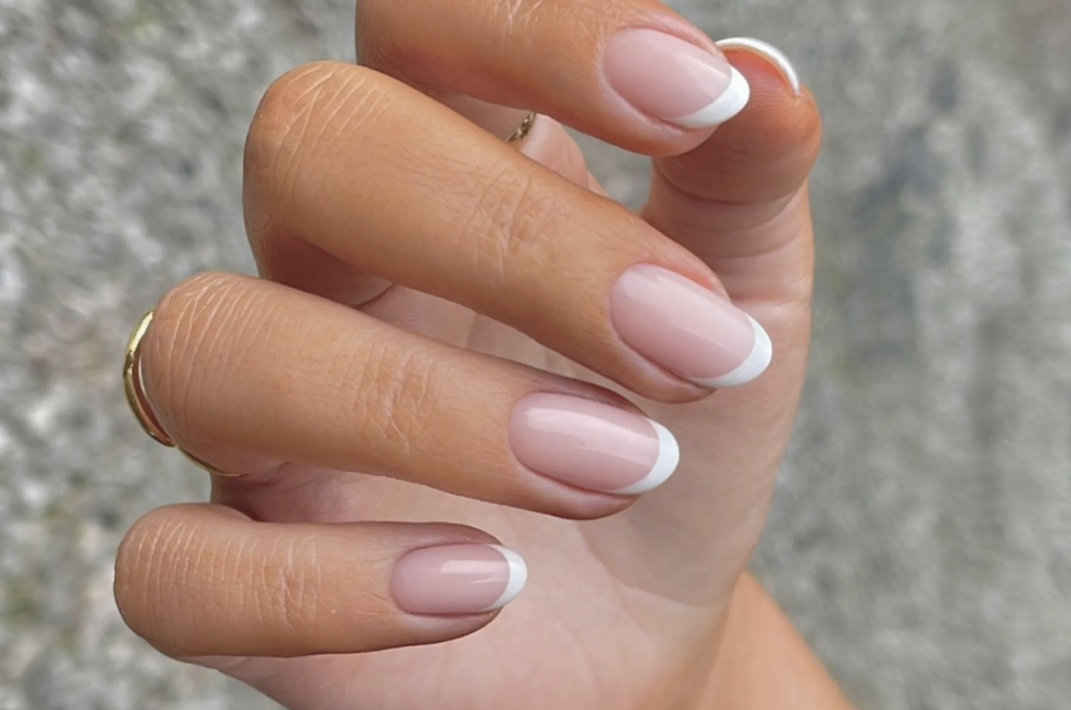 Uñas francesas glow: el toque sofisticado de la temporada