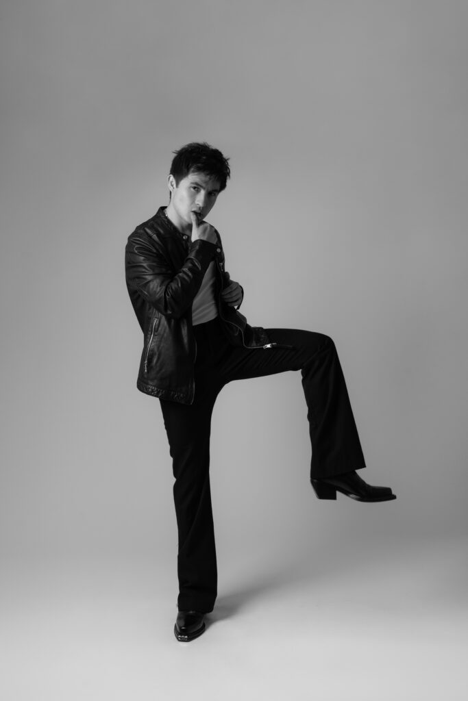 Fotografía: Diego Alanis Grooming: Leonel Urdaneta Look: AllSaints Joyeria: Swarovski Botas: Sandro Paris